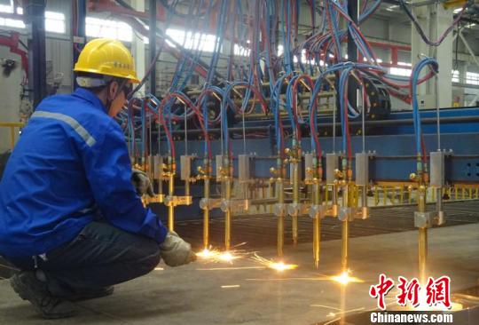 目前已经投产的装配式钢结构厂，建筑面积3.6万平方米，设计年产能40万�O装配式钢构件、重型钢构5万吨。　裴泉鸽 摄