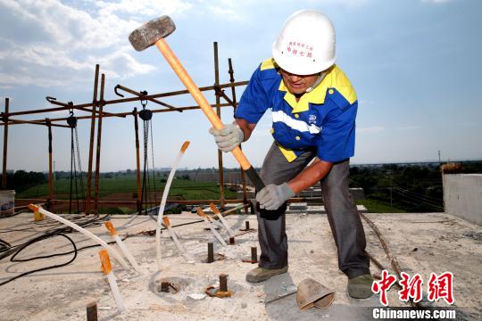 西安迎“高烤”天气建筑工人高温下作业