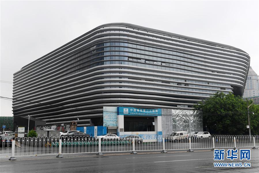 （体育）（7）北京冬奥会训练场馆“冰坛”完成冰场浇筑