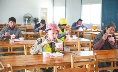 1月24日中午，工人师傅正在吃午饭。记者任勇 摄