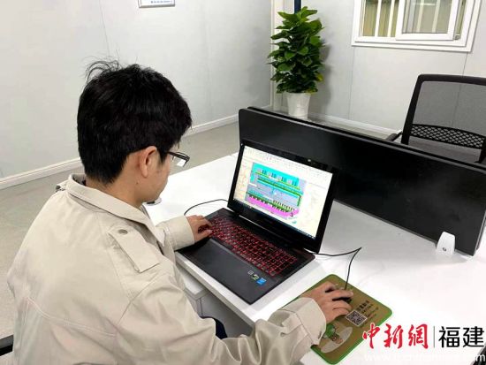 技术人员在为项目进行数字建模。