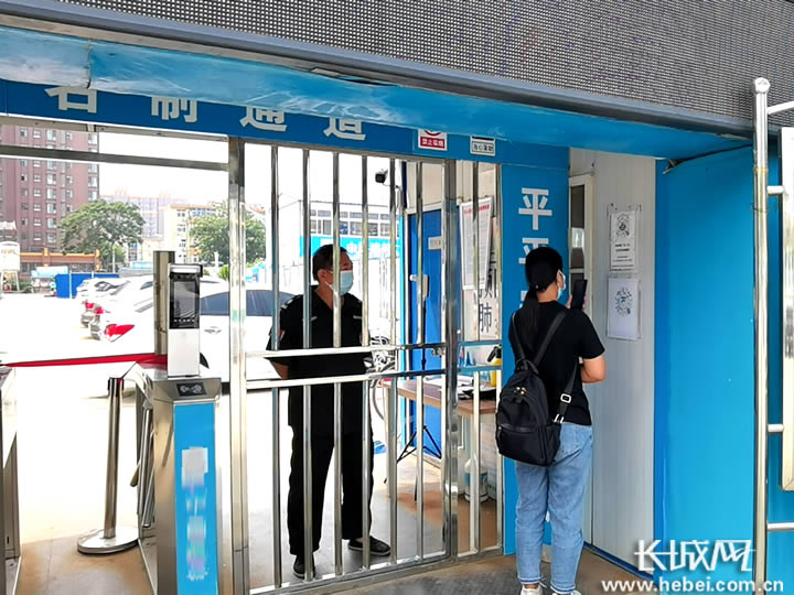 进入工地外来人员正在进行扫描健康码。长城网记者 郭洪杰 摄