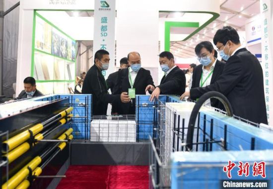 参展厂商介绍新材料产品。　韩冰 摄