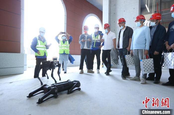 2021年广东省数智建造与绿色施工技术观摩会在穗举办，图为现场展示巡检机器狗 主办方供图