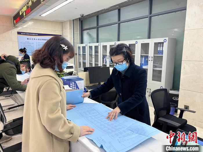 图为民众在办事窗口办事。　重庆市住房和城乡建设委员会供图