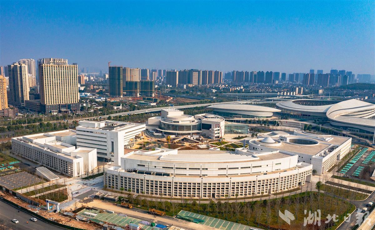 镜面幕墙，随风动了！武汉临空港地标性建筑群本月竣工